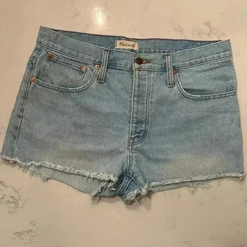 Madewell Relaxed Denim Shorts in Cedarcroft Wash High Rise Raw Hem Size 30- A14